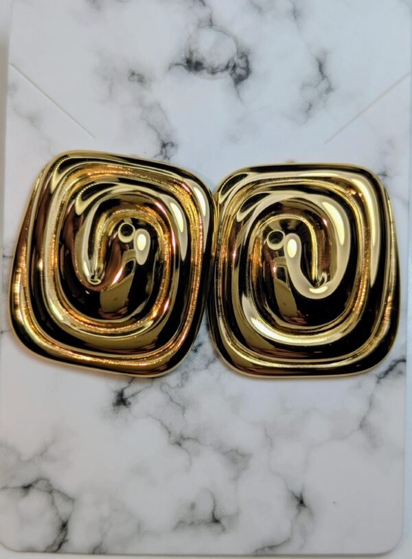 Aretes forma placa espiral dorado 2.65cm. x 2.4cm.